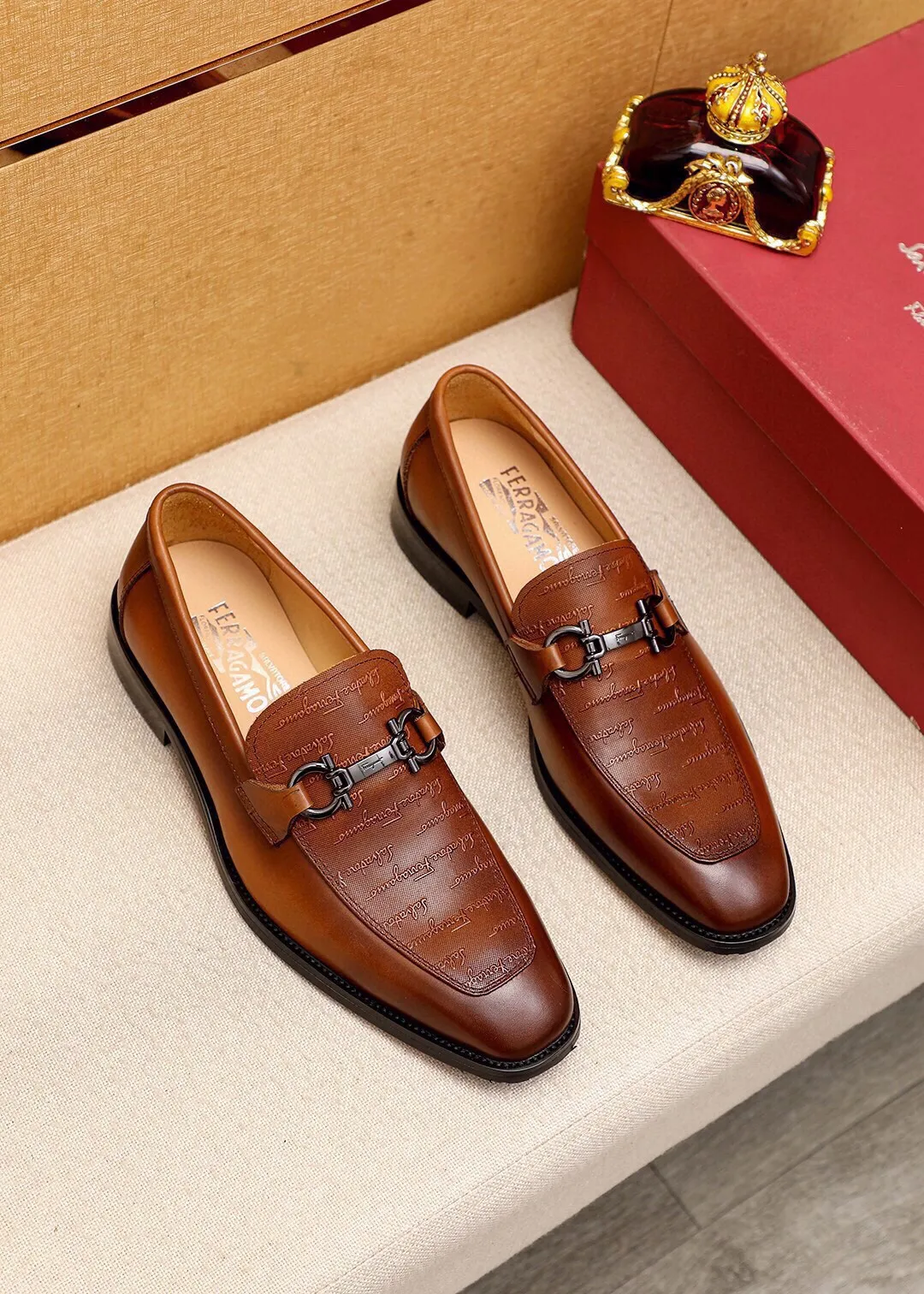 Men's shoes 💰460 💐 Product trademark: Ferragamo "Ferragamo" casual leather shoes Regular size: 38-44 (45.46.47🉑️Customized) Product materials: Selected imported first-layer calfskin embossed upper + luxury hardware buckle, imported water-dyed cow leather lining. Strong three-dimensional visual effect, original outsole color: 2 colors available